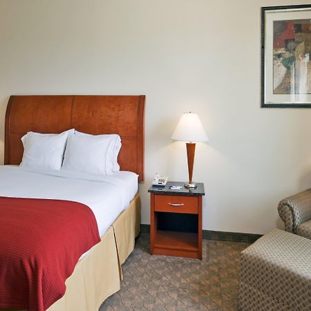 Holiday Inn Express Hotel And Suites Fairfield-North, An Ihg Hotel Room photo